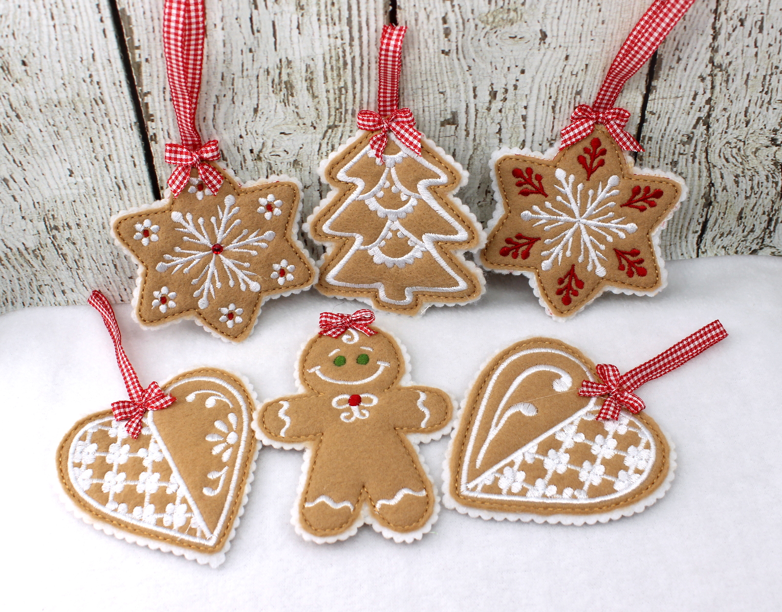 Christmas Heart Ornaments (4×4) · Oma's Place Machine Embroidery Designs