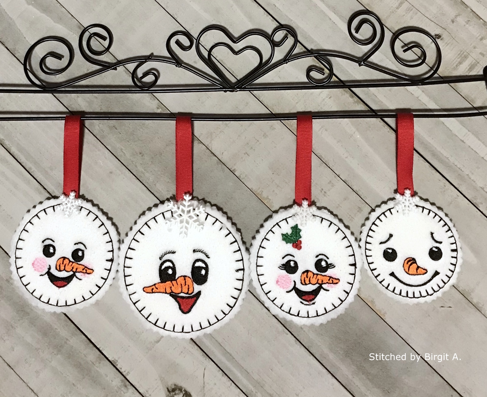 Christmas Heart Ornaments (4×4) · Oma's Place Machine Embroidery Designs