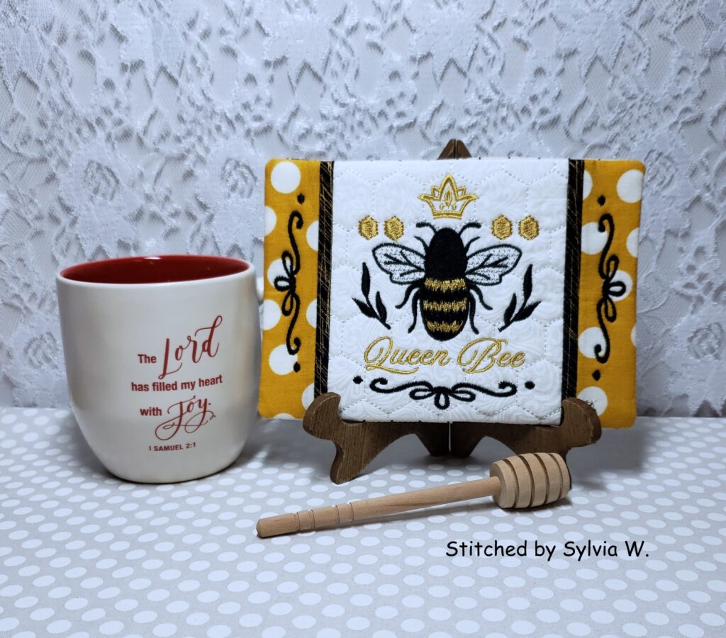 Queen Bee Mug Rug · Oma’s Place Machine Embroidery Designs