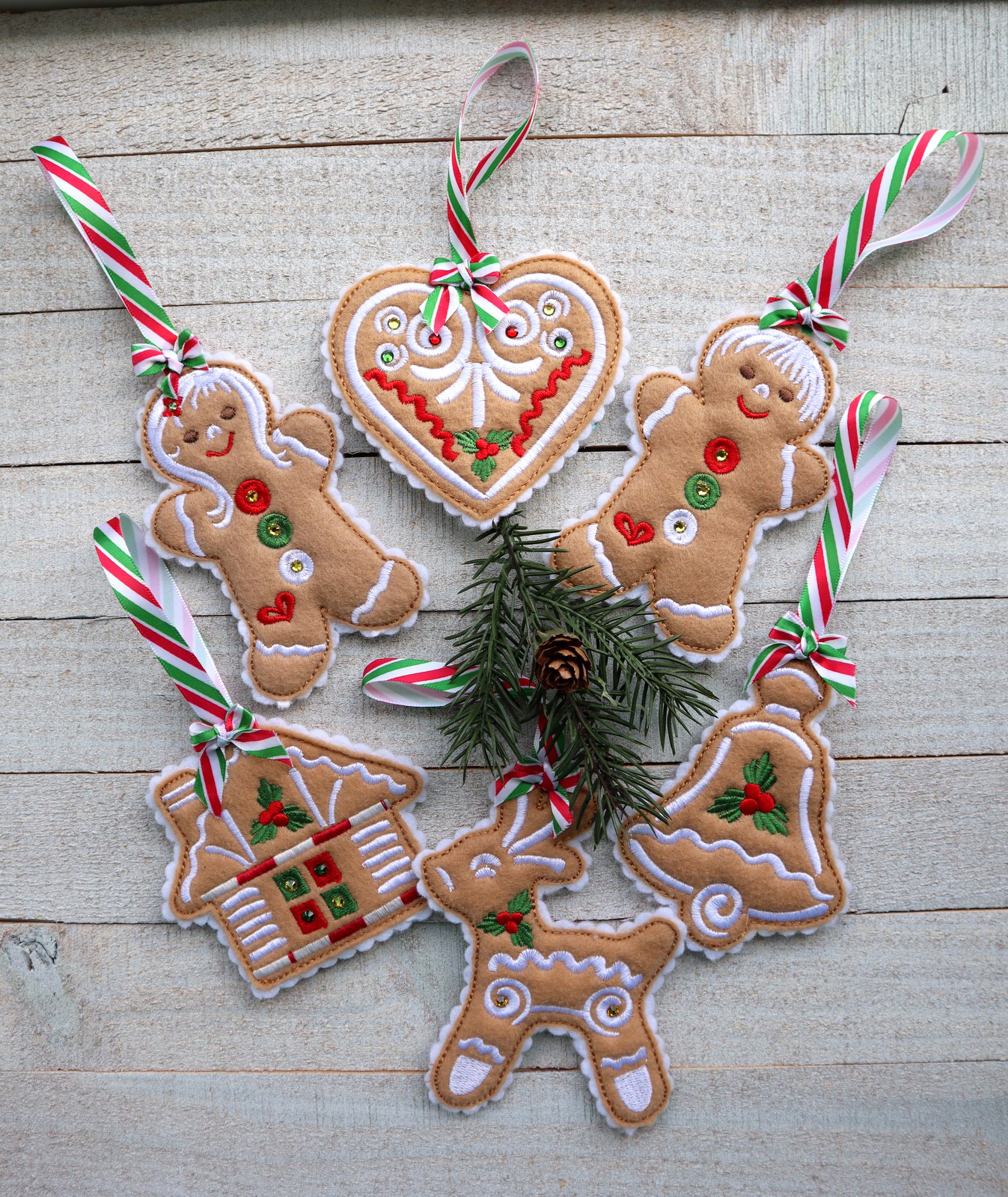 Christmas Heart Ornaments (4×4) · Oma's Place Machine Embroidery Designs