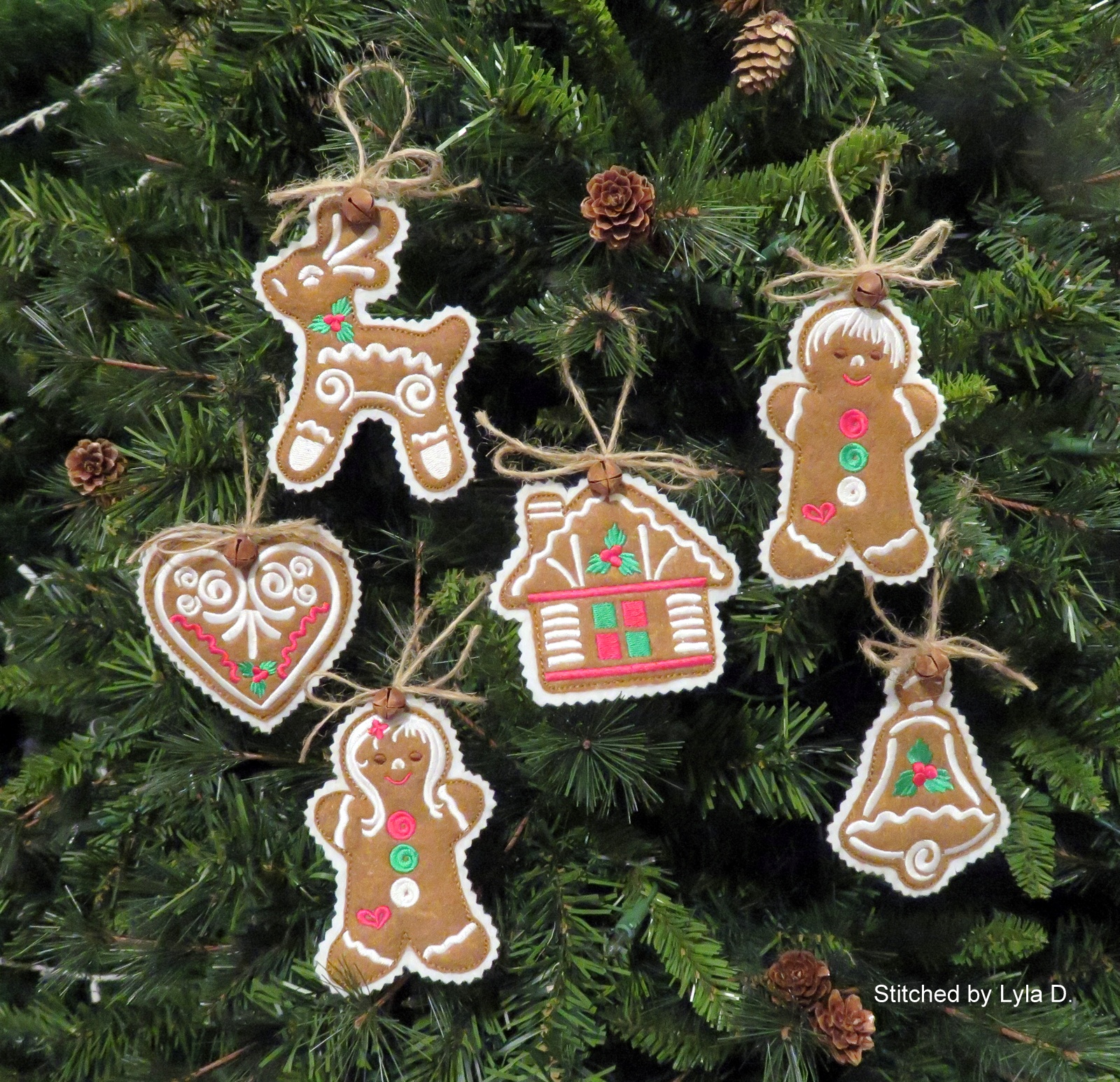 Christmas Heart Ornaments (4×4) · Oma's Place Machine Embroidery Designs